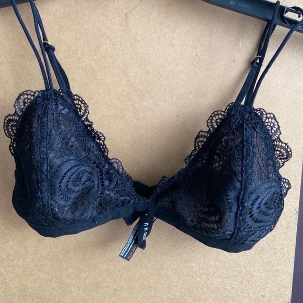 Out From Under black lace bra M